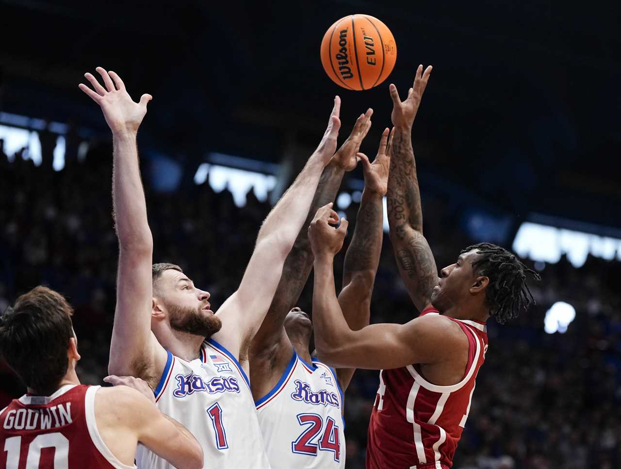 Best photos of Jalon Moore from the 2023-2024 Oklahoma Sooners basketball season