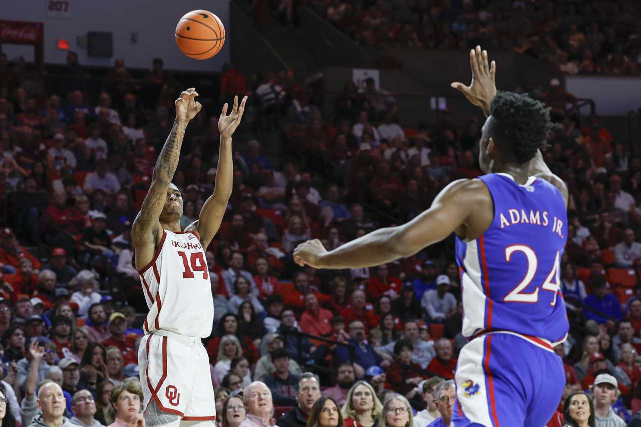 Best photos of Jalon Moore from the 2023-2024 Oklahoma Sooners basketball season